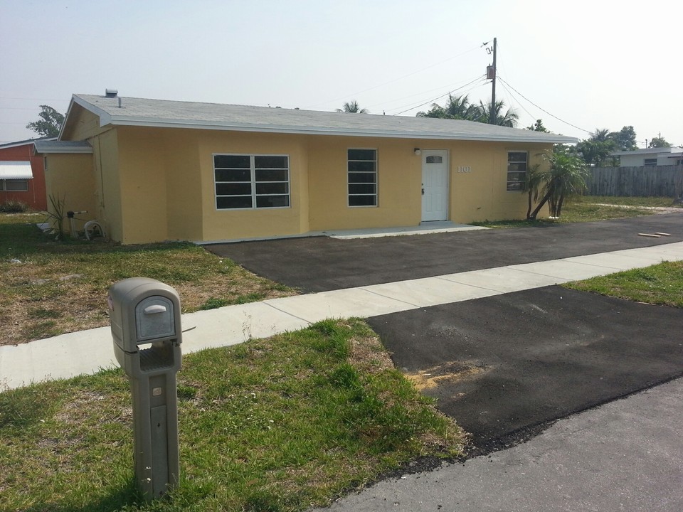 1101 NE 42ND ST  